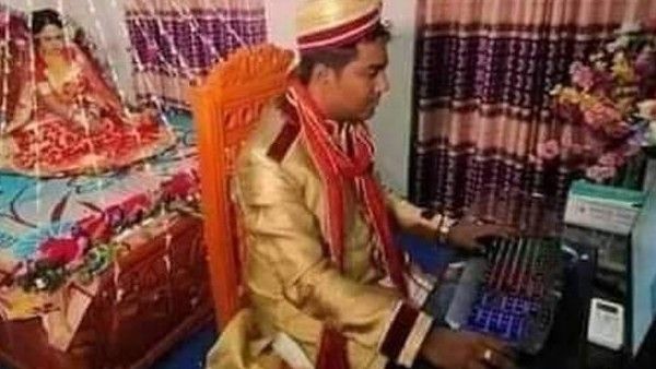 शादी की रात बिस्‍तर पर इंतजार कर रही थी दुल्‍हन, दूल्‍हा करने लगा कंप्‍यूटर पर फोटो अपलोड, बोला- Hold On Babe