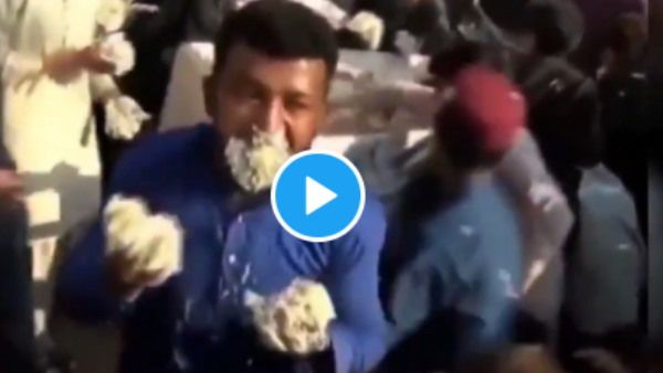 पाकिस्तान के इस Video को देखने के बाद Cake से हो जाएगी नफ्रत, महमूद कुरैशी के सामने मची केक की लूट
