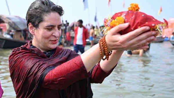 मौनी अमावस्या पर Priyanka Gandhi ने संगम में लगाई डुबकी, खुद चलाई नाव