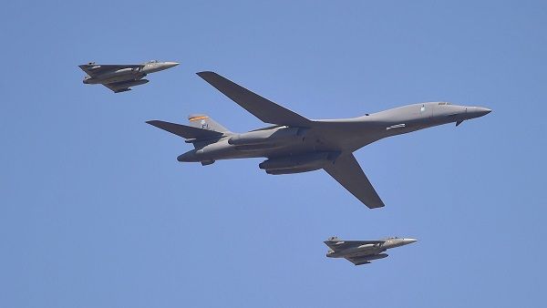 Aero India Show 2021: तेजस के साथ अमेरिका के भारी-भरकम B-1B Lancer ने भरी उड़ान