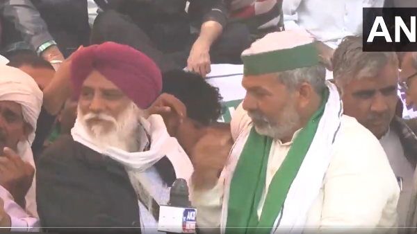 VIDEO: जींद महापंचायत में टूटा राकेश टिकैत का मंच, बोले-भाग्यवान लोगों के टूटते हैं मंच