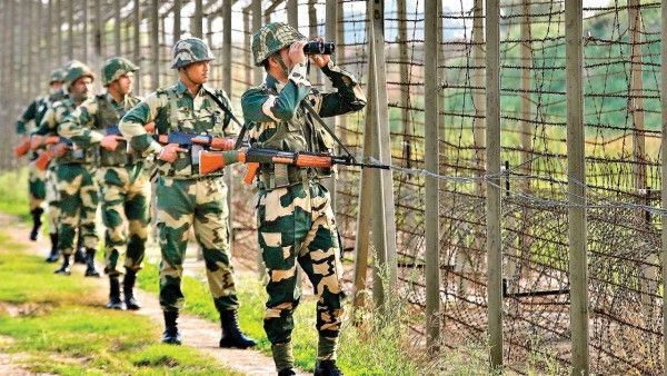 पंजाब के तरनतारन जिले में BSF ने मार गिराए 2 पाकिस्तानी घुसपैठिए, रात के अंधेरे में घुस रहे थे भारत में