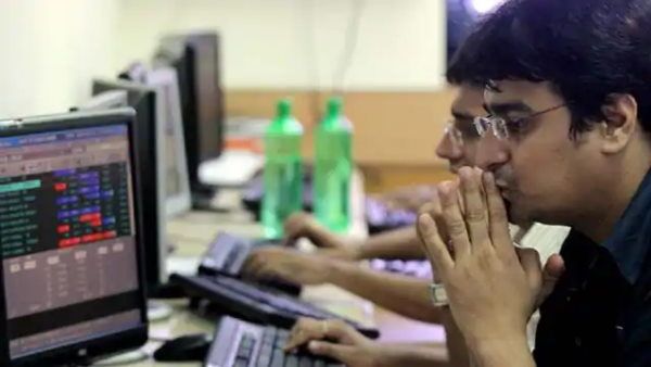 US में महंगाई कंट्रोल करने के लिए फिर बढ़ाया ब्याज, शेयर मार्केट में भारी गिरावट