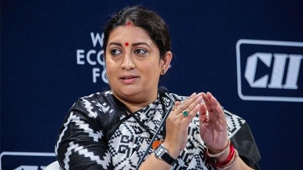 स्मृति ईरानी ने बताया लॉकडाउन में महिला हेल्पलाइन पर आए 2.47 लाख से अधिक फोन कॉल