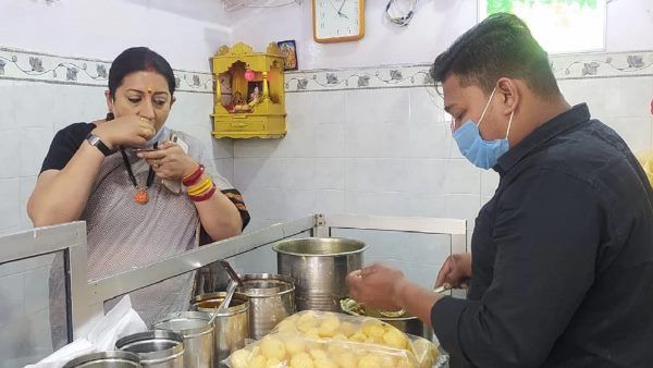 बनारस में गोलगप्पे खाते नजर आईं स्मृति ईरानी, दुकानदार को दिया ये इनाम