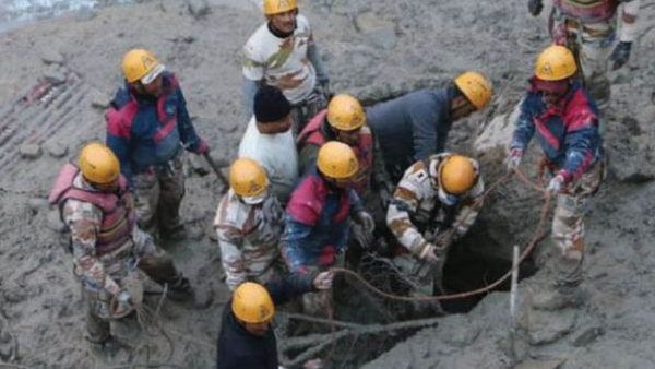 उत्तराखंड: टनल में फंसे 12 लोगों की फोन ने बचाई जान, बाहर निकले शख्स की आपबीती सुन फट जाएगा कलेजा