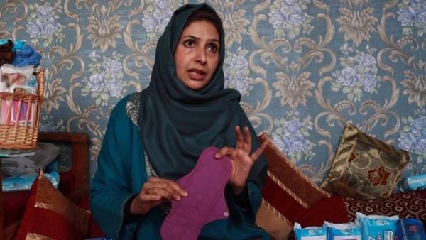 कश्मीर की 'पैडवुमन' जो महिलाओं को दे रही हैं फ़्री किट