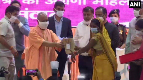 UP: मह‍िला द‍िवस पर म‍िशन शक्‍ति के दूसरे चरण का आगाज, सीएम योगी ने महिलाओं को क‍िया सम्‍मानित