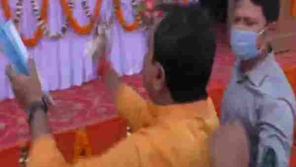 कार्यक्रम के दौरान फ्लेक्स पर नहीं दिखी CM नीतीश की फोटो तो JDU विधायक ने किया हंगामा