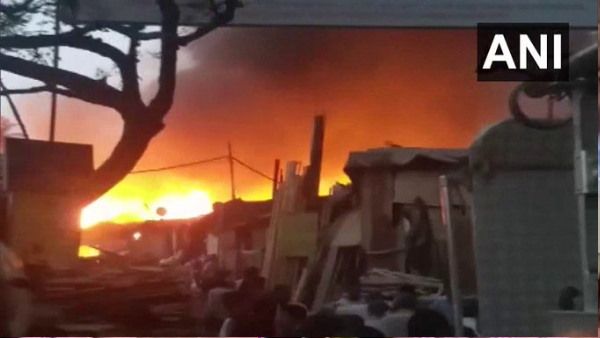 महाराष्ट्र: गोरेगांव ईस्ट के एक गोदाम में लगी भीषण आग, दमकल की 12 गाड़ियां मौके पर मौजूद