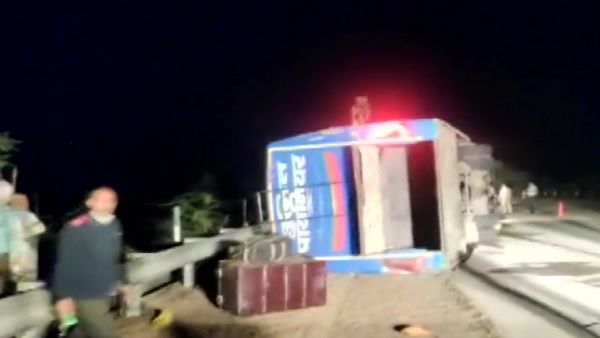 आगरा: यमुना एक्सप्रेसवे पर 100 यात्रियों से भरी खचाखच बस पलटी, 14 लोग घायल