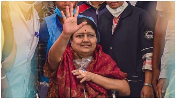 तमिलनाडु चुनाव से ठीक पहले शशिकला ने राजनीति से लिया संन्यास