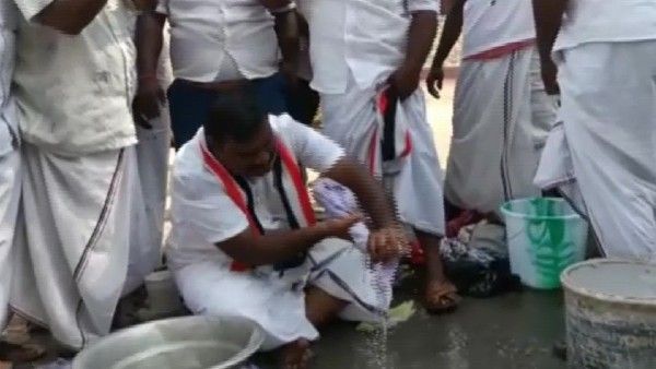 तमिलनाडु: AIADMK उम्मीदवार ने धोए जनता के कपड़े, कहा- जीता तो सबको दिला दूंगा वॉशिंग मशीन
