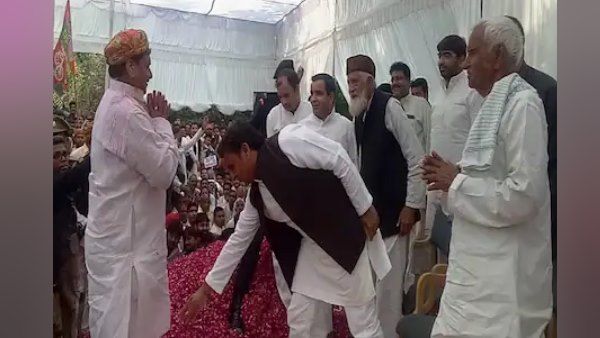 इटावा: पारिवारिक कार्यक्रम में पहुंचे अखि‍लेश ने छुए चाचा शि‍वपाल के पैर, लेक‍िन...