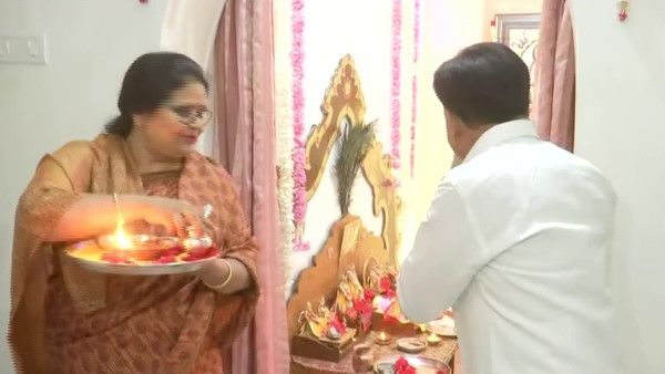 मध्य प्रदेश बजट 2021 : पेपरलेस बजट पेश करने से पहले वित्त मंत्री जगदीश देवड़ा ने घर पर की पूजा अर्चना