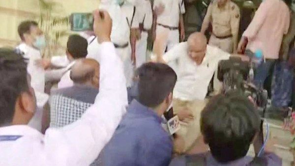 ब‍िहार: विधानसभा में विधायक को पुलिस ने जूते से मारा, वीडियो वायरल