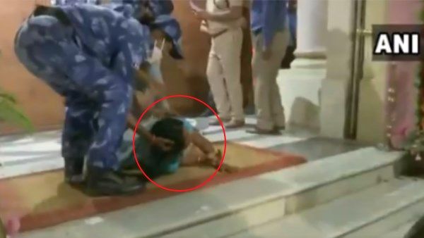 ब‍िहार: व‍िधानसभा से महिला व‍िधायक को खींचकर यूं क‍िया गया बाहर, देखें VIDEO