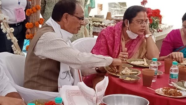 सीएम शिवराज सिंह चौहान व पत्नी साधना सिंह ने '​दीदी कैफे' में किया दोपहर का भोजन