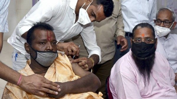 अब ग्रामीण इलाकों में टीकाकरण पर फोकस कर रहे राज्य, पास में ही सेंटर बनाने का प्लान