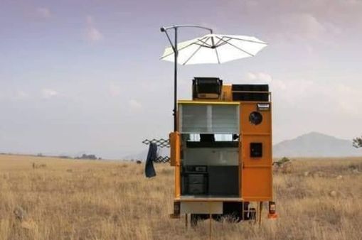 आर्किटेक्ट ने ऑटोरिक्शा की छत पर बनाया चलता फिरता घर, आनंद महिंद्रा ने की तारीफ