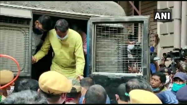 टीएमसी नेता छत्रधर महतो को कोलकाता के बैंकशाल न्यायालय में लाया गया
