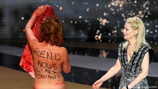 FRANCE: ऑस्कर स्टेज पर अचानक न्यूड हो गईं फ्रेंच एक्ट्रेस, सरकार के खिलाफ करने लगीं नारेबाजी