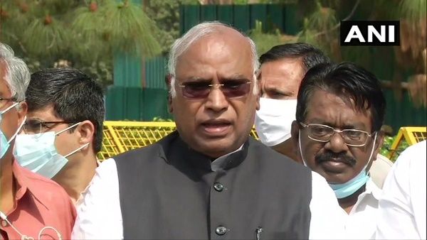 बीमा संशोधन विधेयक में कांग्रेस ने बताई खामियां, खड़गे बोले- स्टैंडिंग कमेटी के पास भेजा जाए बिल