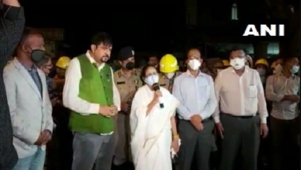kolkata fire: कोलकाता इमारत में आग लगने से 9 की मौत, घटनास्थल पर रात में पहुंची CM ममता