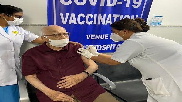 लाल कृष्ण आडवाणी ने एम्स पहुंचकर लगवाया कोरोना का टीका, अभी लगा है पहला डोज
