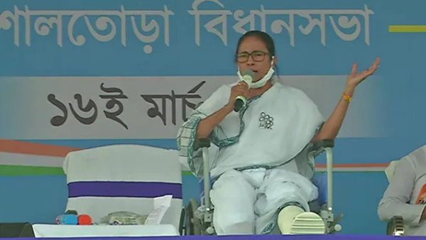 पश्चिम बंगाल चुनाव:नंदीग्राम की गूंज से क्या बेचैन हो गई हैं ममता बनर्जी ?
