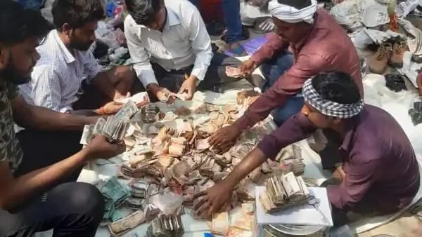 भीख मांगने वाले की मौत के बाद झोपड़ी में नोटों से भरे मिले 4 बक्शे, गिनने में लग गया 3 घंटे का वक्त