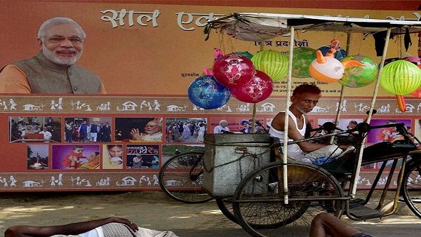 West Bengal Elections 2021:चुनाव आयोग का फैसला, 72 घंटे के भीतर PM मोदी की फोटो लगी होर्डिंग हटाने का आदेश