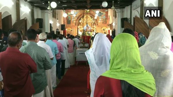 पाम संडे के मौके पर जुटे ईसाई समाज के लोग, कोरोना गाइडलाइन के तहत हुई प्रार्थना सभा