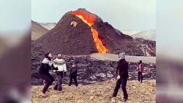 VIDEO: ज्वालामुखी से बह रही है आग की नदी, सामने बेपरवाह लोग खेल रहे थे वॉलीबॉल, मौत को दावत