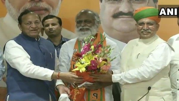 दिल्ली: पुडुचेरी के पूर्व मंत्री पी. कन्नन अपने बेटे विघ्नेश के साथ बीजेपी में हुए शामिल