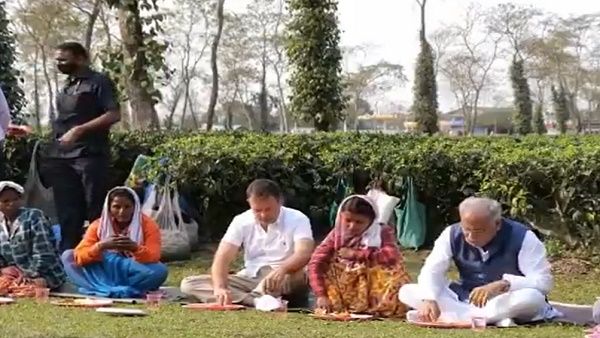 राहुल गांधी ने असम में शुरू किया चुनाव प्रचार, डिब्रूगढ़ में चाय मजदूरों के साथ खाया खाना