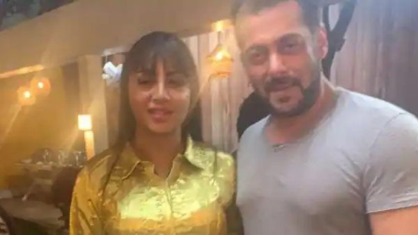 सलमान खान ने अर्शी को दिया 'Bigg Boss 15' में आने का ऑफर, कहा -अपने बेटे 'शेरू' के साथ आना
