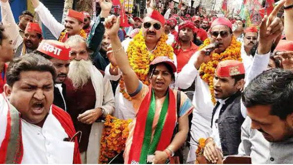 विधानसभा चुनाव साधने के लिए चली सपा की साइकिल रैली का तिलहर में हुआ स्वागत