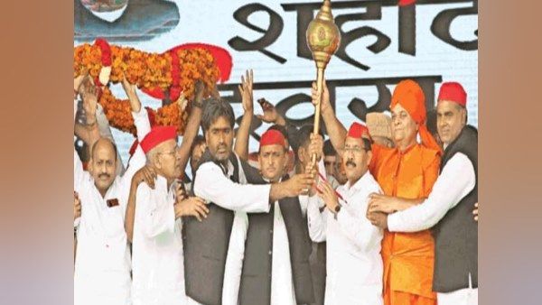 मेरठ में सधे शब्दों से सबको साध गए अखिलेश यादव, गीता को बताया सबसे बड़ी पुस्‍तक