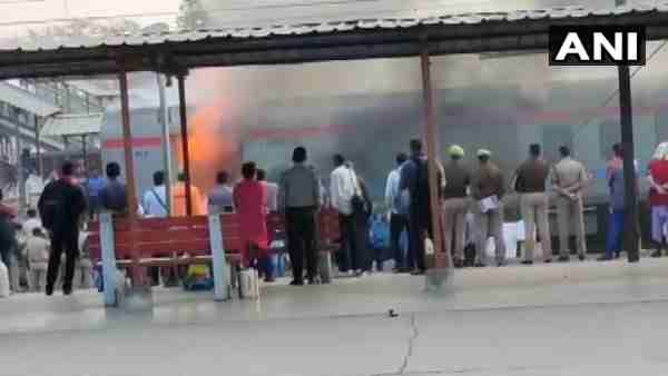 गाजियाबाद: शताब्दी एक्सप्रेस की लगेज बोगी में लगी आग, डेढ़ घंटे में पाया काबू