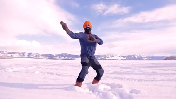 कोरोना का टीका लगने के बाद सिख युवक ने जमी हुई झील पर किया भांगड़ा, वायरल हुआ वीडियो