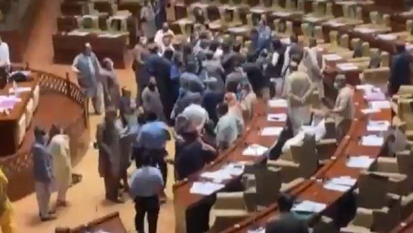 VIDEO: अपने मन से वोट डालना चाह रहे थे इमरान खान की पार्टी के नेता, असेंबली में ही हुई बेरहमी से पिटाई