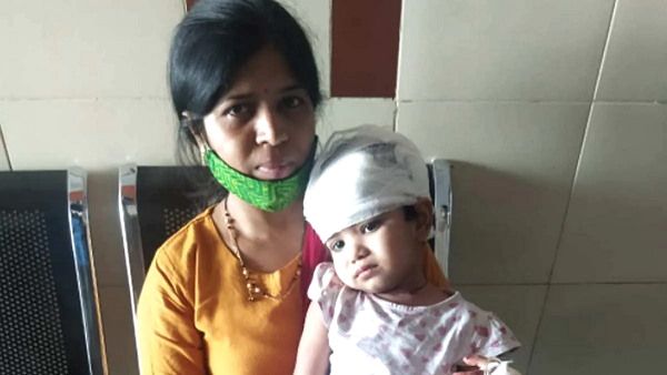 गुजरात में दौड़ती एक्सप्रेस ट्रेन से नीचे गिरी 3 साल की बच्ची, रेल रुकवाकर ढूंढा- वो जिंदा बच गई