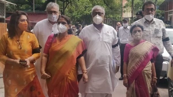 CM ममता पर 'हमला': चुनाव आयोग पहुंचा TMC का प्रतिनिधिमंडल, उच्चस्तरीय जांच की मांग की