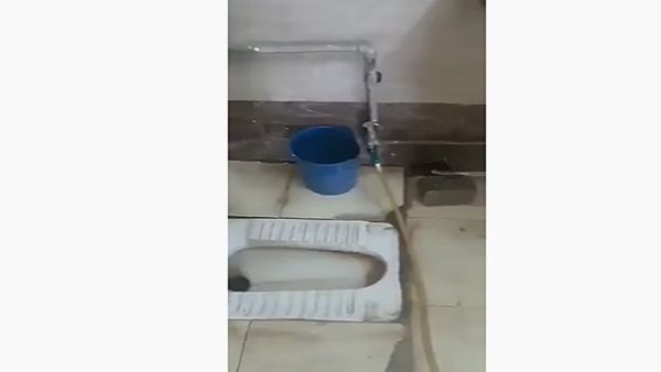 MP के मंदसौर में इस स्टेशन पर टॉयलेट के नल से यात्रियों को पिलाया जा रहा था पानी, स्टेशन मास्टर सस्पेंड