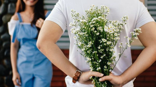 OMG! 11वीं के छात्र ने पापा के दम पर किया लड़की को प्रपोज, गर्लफ्रेंड बनने के लिए दिया ये लालच