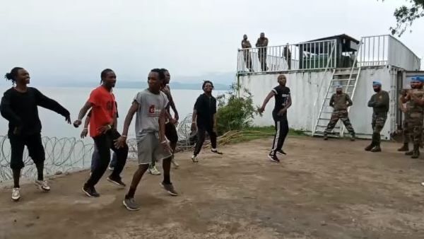 सिख बटालियन के सामने अफ्रीकी युवकों ने किया भांगड़ा, इंटरनेट पर छाया VIDEO