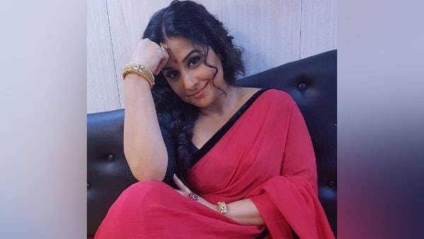डांस करते-करते Vidya Balan की लचक गई कमर, ट्रेंड फॉलो करना पड़ा महंगा, देखिए वायरल वीडियो