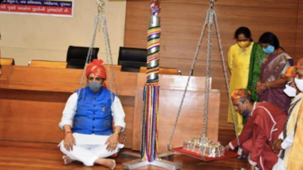 85 किलो चांदी के वजन के बराबर हुए सीएम विजय रुपाणी, गायों की देखभाल के लिए कर दिया दान