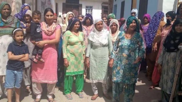 किसान आंदोलन: हरियाणा के डिप्टी CM दुष्यंत चौटाला के समर्थन में उतर आईं महिलाएं